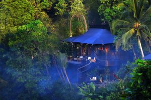 <p>Hotel Capella Ubud, dirancang oleh arsitek ternama Bill Bensley. / Capellahotels.com</p>
