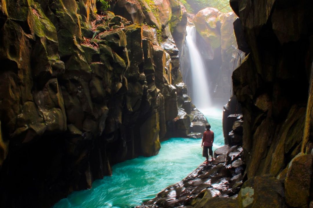 <p>Wisata air terjun Curug Cikuluwung di Bogor. / Travelsofi.blogspot.com</p>
