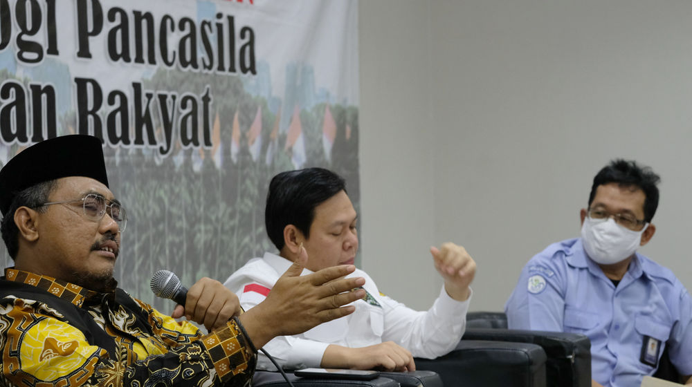 <p>Wakil Ketua MPR RI, Jazilul Fawaid (kiri), Anggota MPR RI/Wakil Ketua DPD RI, Sultan Bachtiar Najamudin (tengah) dan Direktur Pendayagunaan Pesisir dan Pulau-Pulau Kecil KKP, Muhammad Yusuf (kanan) menjadi narasumber pada diskusi empat pilar di Media Center, Parlemen, Senayan, Jakarta, Jum’at, 28 Agustus 2020. Diskusi Empat Pilar membahas Pengelolaan dan Pemberdayaan Wilayah Kepulauan dan Pesisir. Foto:Ismail Pohan/TrenAsia</p>
