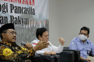 <p>Wakil Ketua MPR RI, Jazilul Fawaid (kiri), Anggota MPR RI/Wakil Ketua DPD RI, Sultan Bachtiar Najamudin (tengah) dan Direktur Pendayagunaan Pesisir dan Pulau-Pulau Kecil KKP, Muhammad Yusuf (kanan) menjadi narasumber pada diskusi empat pilar di Media Center, Parlemen, Senayan, Jakarta, Jum’at, 28 Agustus 2020. Diskusi Empat Pilar membahas Pengelolaan dan Pemberdayaan Wilayah Kepulauan dan Pesisir. Foto:Ismail Pohan/TrenAsia</p>
