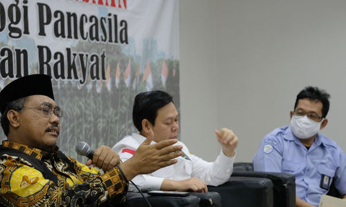 <p>Wakil Ketua MPR RI, Jazilul Fawaid (kiri), Anggota MPR RI/Wakil Ketua DPD RI, Sultan Bachtiar Najamudin (tengah) dan Direktur Pendayagunaan Pesisir dan Pulau-Pulau Kecil KKP, Muhammad Yusuf (kanan) menjadi narasumber pada diskusi empat pilar di Media Center, Parlemen, Senayan, Jakarta, Jum&#8217;at, 28 Agustus 2020. Diskusi Empat Pilar membahas Pengelolaan dan Pemberdayaan Wilayah Kepulauan dan Pesisir. Foto:Ismail Pohan/TrenAsia</p>
