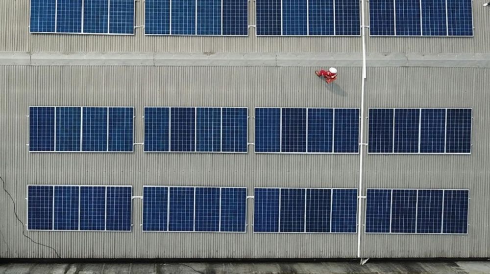 <p>Indonesia terletak di sepanjang garis khatulistiwa dengan iradiasi energi matahari rata-rata 4,80 kWh/m2/ hari. Sehingga energi matahari menjadi pilihan yang baik sebagai alternatif sumber energi. / Bumn.go.id</p>
