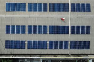 <p>Indonesia terletak di sepanjang garis khatulistiwa dengan iradiasi energi matahari rata-rata 4,80 kWh/m2/ hari. Sehingga energi matahari menjadi pilihan yang baik sebagai alternatif sumber energi. / Bumn.go.id</p>
