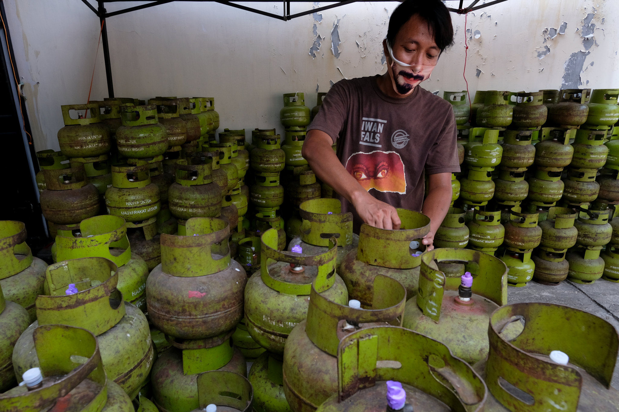 <p>Pekerja menata tabung gas elpiji yang dijual di salah satu agen Gas di Jalan Tebet Timur Raya, Jakarta, Jum&#8217;at 7 Agustus 2020. Gas elpiji 3 kilogram (kg) yang diperuntukan bagi kelompok miskin kian banyak digunakan kelompok masyarakat mampu di masa pandemi Covid-19. Akibatnya, kuota gas elpiji 3 kg sering habis di tengah jalan hingga akhirnya terjadi kelangkaan. Kelompok yang berhak pun merasa dirugikan. Foto: Ismail Pohan/TrenAsia</p>
