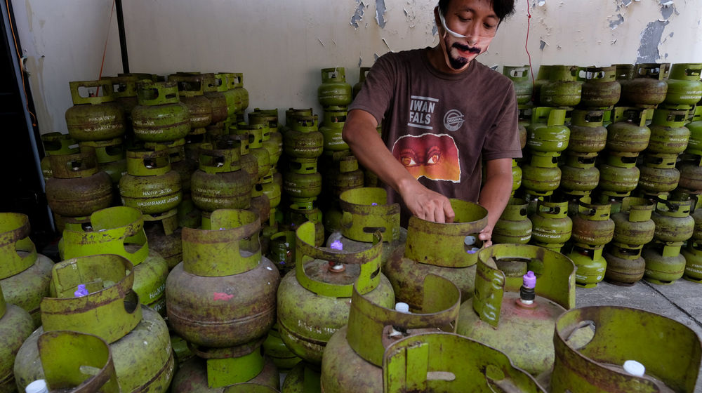 <p>Pekerja menata tabung gas elpiji yang dijual di salah satu agen Gas di Jalan Tebet Timur Raya, Jakarta, Jum’at 7 Agustus 2020. Gas elpiji 3 kilogram (kg) yang diperuntukan bagi kelompok miskin kian banyak digunakan kelompok masyarakat mampu di masa pandemi Covid-19. Akibatnya, kuota gas elpiji 3 kg sering habis di tengah jalan hingga akhirnya terjadi kelangkaan. Kelompok yang berhak pun merasa dirugikan. Foto: Ismail Pohan/TrenAsia</p>
