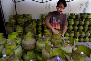 <p>Pekerja menata tabung gas elpiji yang dijual di salah satu agen Gas di Jalan Tebet Timur Raya, Jakarta, Jum’at 7 Agustus 2020. Gas elpiji 3 kilogram (kg) yang diperuntukan bagi kelompok miskin kian banyak digunakan kelompok masyarakat mampu di masa pandemi Covid-19. Akibatnya, kuota gas elpiji 3 kg sering habis di tengah jalan hingga akhirnya terjadi kelangkaan. Kelompok yang berhak pun merasa dirugikan. Foto: Ismail Pohan/TrenAsia</p>
