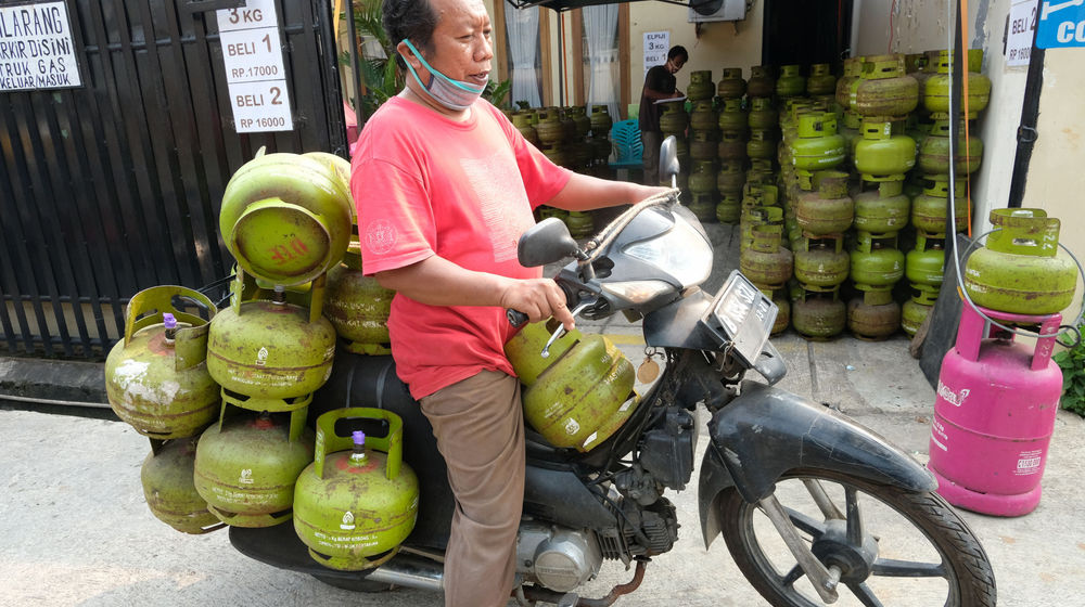 <p>Pelanggan membawa sejaumlah tabung gas elpiji yang dibeli di salah satu agen Gas di Jalan Tebet Timur Raya, Jakarta, Jum’at 7 Agustus 2020. Gas elpiji 3 kilogram (kg) yang diperuntukan bagi kelompok miskin kian banyak digunakan kelompok masyarakat mampu di masa pandemi Covid-19. Akibatnya, kuota gas elpiji 3 kg sering habis di tengah jalan hingga akhirnya terjadi kelangkaan. Kelompok yang berhak pun merasa dirugikan. Foto: Ismail Pohan/TrenAsia</p>
