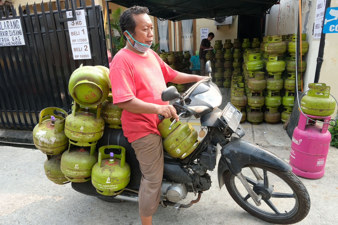 <p>Pelanggan membawa sejaumlah tabung gas elpiji yang dibeli di salah satu agen Gas di Jalan Tebet Timur Raya, Jakarta, Jum&#8217;at 7 Agustus 2020. Gas elpiji 3 kilogram (kg) yang diperuntukan bagi kelompok miskin kian banyak digunakan kelompok masyarakat mampu di masa pandemi Covid-19. Akibatnya, kuota gas elpiji 3 kg sering habis di tengah jalan hingga akhirnya terjadi kelangkaan. Kelompok yang berhak pun merasa dirugikan. Foto: Ismail Pohan/TrenAsia</p>
