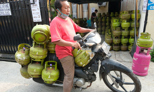 <p>Pelanggan membawa sejaumlah tabung gas elpiji yang dibeli di salah satu agen Gas di Jalan Tebet Timur Raya, Jakarta, Jum’at 7 Agustus 2020. Gas elpiji 3 kilogram (kg) yang diperuntukan bagi kelompok miskin kian banyak digunakan kelompok masyarakat mampu di masa pandemi Covid-19. Akibatnya, kuota gas elpiji 3 kg sering habis di tengah jalan hingga akhirnya terjadi kelangkaan. Kelompok yang berhak pun merasa dirugikan. Foto: Ismail Pohan/TrenAsia</p>
