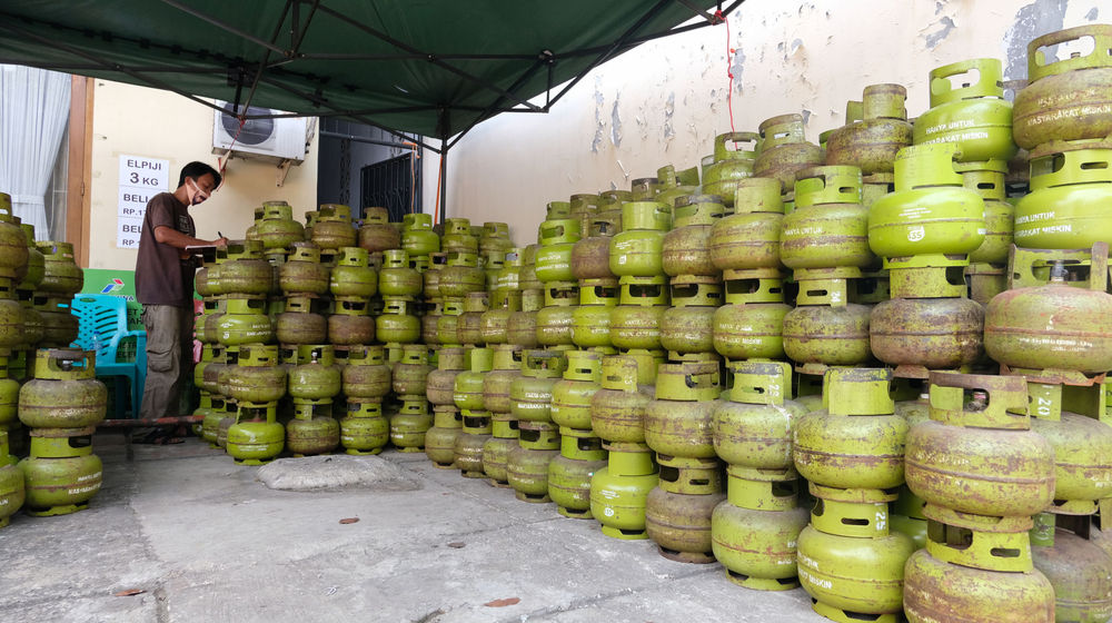 <p>Pekerja beraktivitas diantara tabung gas elpiji yang dijual di salah satu agen Gas di Jalan Tebet Timur Raya, Jakarta, Jum’at 7 Agustus 2020. Gas elpiji 3 kilogram (kg) yang diperuntukan bagi kelompok miskin kian banyak digunakan kelompok masyarakat mampu di masa pandemi Covid-19. Akibatnya, kuota gas elpiji 3 kg sering habis di tengah jalan hingga akhirnya terjadi kelangkaan. Kelompok yang berhak pun merasa dirugikan. Foto: Ismail Pohan/TrenAsia</p>
