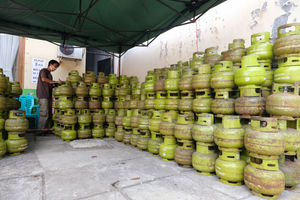<p>Pekerja beraktivitas diantara tabung gas elpiji yang dijual di salah satu agen Gas di Jalan Tebet Timur Raya, Jakarta, Jum’at 7 Agustus 2020. Gas elpiji 3 kilogram (kg) yang diperuntukan bagi kelompok miskin kian banyak digunakan kelompok masyarakat mampu di masa pandemi Covid-19. Akibatnya, kuota gas elpiji 3 kg sering habis di tengah jalan hingga akhirnya terjadi kelangkaan. Kelompok yang berhak pun merasa dirugikan. Foto: Ismail Pohan/TrenAsia</p>
