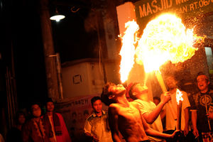 <p>Warga menunjukkan atraksi sembur api saat peringatan malam 1 Muharram 1442 H di kawasan Rempoa, Ciputat, Tangerang Selatan, Banten, Rabu, 19 Agustus 2020 malam. Kegiatan Gema Muharram tersebut diisi dengan berbagai kegiatan lomba, pawai obor dan permainan tradisional sepakbola api yang rutin diadakan warga untuk menjaga kerukunan dan menyambut pergantian Tahun Baru Islam. Foto: Ismail Pohan/TrenAsia</p>
