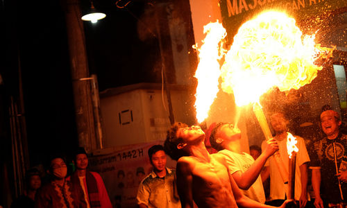 <p>Warga menunjukkan atraksi sembur api saat peringatan malam 1 Muharram 1442 H di kawasan Rempoa, Ciputat, Tangerang Selatan, Banten, Rabu, 19 Agustus 2020 malam. Kegiatan Gema Muharram tersebut diisi dengan berbagai kegiatan lomba, pawai obor dan permainan tradisional sepakbola api yang rutin diadakan warga untuk menjaga kerukunan dan menyambut pergantian Tahun Baru Islam. Foto: Ismail Pohan/TrenAsia</p>
