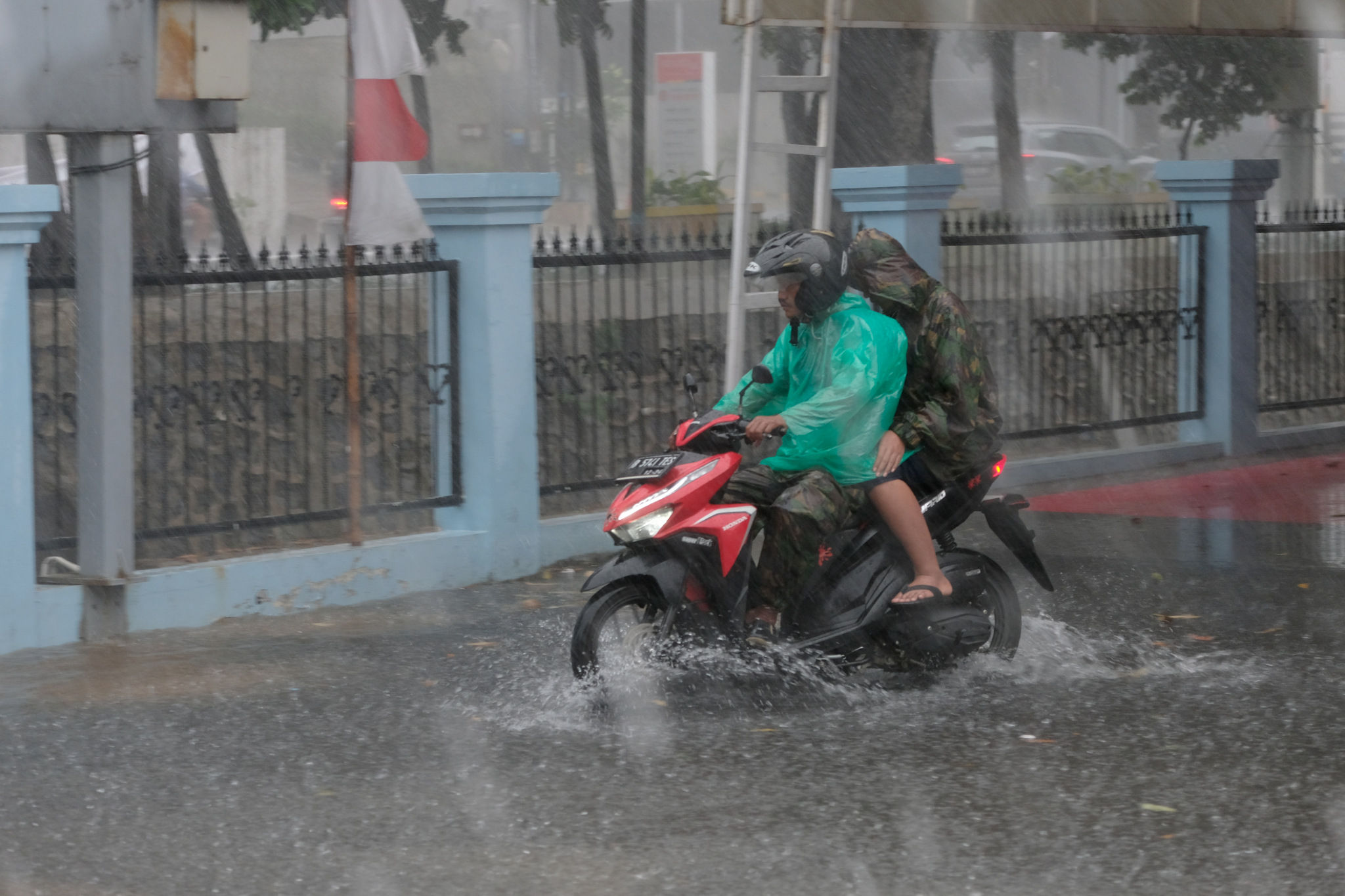 <p>Pengendara melintasi genangan air saat hujan deras disertai angin kencang melanda Jakarta, Kamis, 13 Agustus 2020. BMKG telah mengeluarkan peringatan dini sebelumnya untuk waspada potensi hujan disertai kilat/petir dan angin kencang dalam durasi singkat di sebagian wilayah Jakarta Barat, Jakarta Selatan, dan Jakarta Timur pada sore dan menjelang malam hari. Foto: Ismail Pohan/TrenAsia</p>