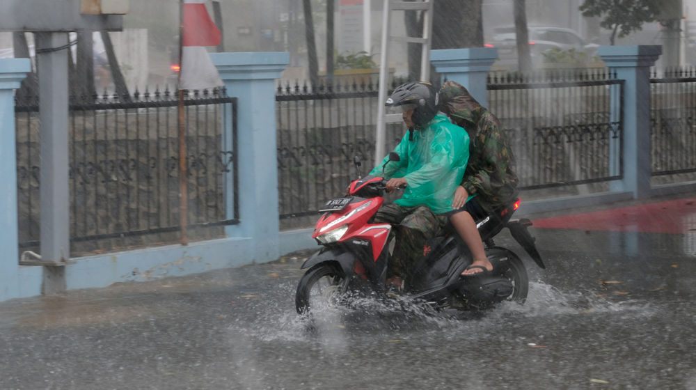 <p>Pengendara melintasi genangan air saat hujan deras disertai angin kencang melanda Jakarta, Kamis, 13 Agustus 2020. BMKG telah mengeluarkan peringatan dini sebelumnya untuk waspada potensi hujan disertai kilat/petir dan angin kencang dalam durasi singkat di sebagian wilayah Jakarta Barat, Jakarta Selatan, dan Jakarta Timur pada sore dan menjelang malam hari. Foto: Ismail Pohan/TrenAsia</p>
