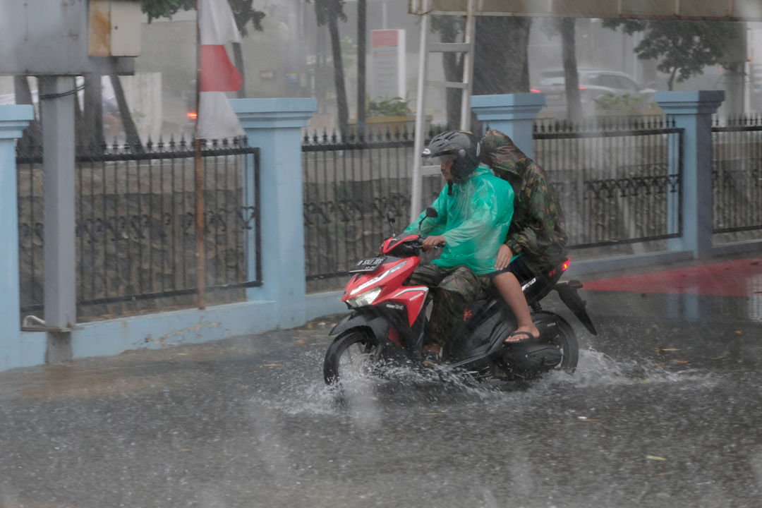 <p>Pengendara melintasi genangan air saat hujan deras disertai angin kencang melanda Jakarta, Kamis, 13 Agustus 2020. BMKG telah mengeluarkan peringatan dini sebelumnya untuk waspada potensi hujan disertai kilat/petir dan angin kencang dalam durasi singkat di sebagian wilayah Jakarta Barat, Jakarta Selatan, dan Jakarta Timur pada sore dan menjelang malam hari. Foto: Ismail Pohan/TrenAsia</p>
