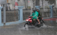 <p>Pengendara melintasi genangan air saat hujan deras disertai angin kencang melanda Jakarta, Kamis, 13 Agustus 2020. BMKG telah mengeluarkan peringatan dini sebelumnya untuk waspada potensi hujan disertai kilat/petir dan angin kencang dalam durasi singkat di sebagian wilayah Jakarta Barat, Jakarta Selatan, dan Jakarta Timur pada sore dan menjelang malam hari. Foto: Ismail Pohan/TrenAsia</p>
