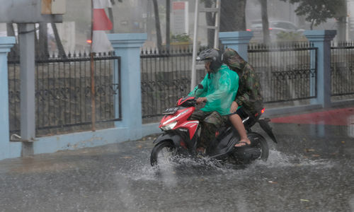 <p>Pengendara melintasi genangan air saat hujan deras disertai angin kencang melanda Jakarta, Kamis, 13 Agustus 2020. BMKG telah mengeluarkan peringatan dini sebelumnya untuk waspada potensi hujan disertai kilat/petir dan angin kencang dalam durasi singkat di sebagian wilayah Jakarta Barat, Jakarta Selatan, dan Jakarta Timur pada sore dan menjelang malam hari. Foto: Ismail Pohan/TrenAsia</p>
