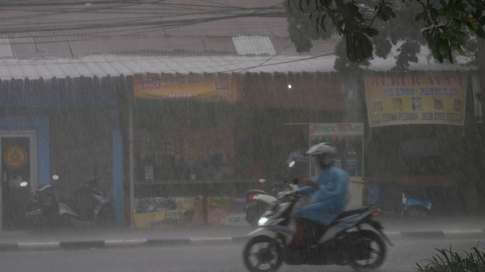 <p>Pengendara melintas saat hujan deras disertai angin kencang melanda Jakarta, Kamis, 13 Agustus 2020. BMKG telah mengeluarkan peringatan dini sebelumnya untuk waspada potensi hujan disertai kilat/petir dan angin kencang dalam durasi singkat di sebagian wilayah Jakarta Barat, Jakarta Selatan, dan Jakarta Timur pada sore dan menjelang malam hari. Foto: Ismail Pohan/TrenAsia</p>