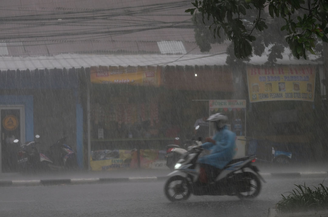 <p>Pengendara melintas saat hujan deras disertai angin kencang melanda Jakarta, Kamis, 13 Agustus 2020. BMKG telah mengeluarkan peringatan dini sebelumnya untuk waspada potensi hujan disertai kilat/petir dan angin kencang dalam durasi singkat di sebagian wilayah Jakarta Barat, Jakarta Selatan, dan Jakarta Timur pada sore dan menjelang malam hari. Foto: Ismail Pohan/TrenAsia</p>
