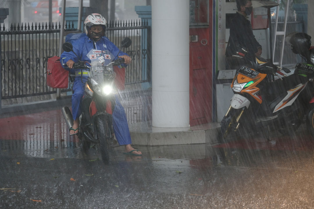 Pengendara sepeda motor harus memiliki SIM C sebagai syarat berkendara