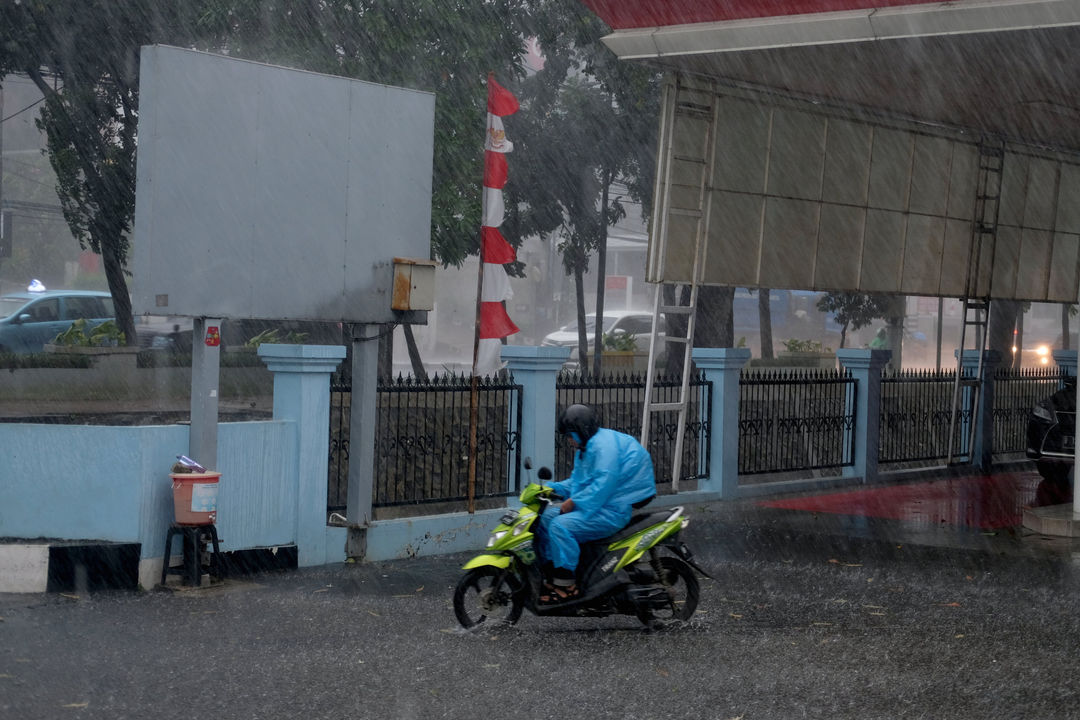 <p>Pengendara melintas saat hujan deras disertai angin kencang melanda Jakarta, Kamis, 13 Agustus 2020. BMKG telah mengeluarkan peringatan dini sebelumnya untuk waspada potensi hujan disertai kilat/petir dan angin kencang dalam durasi singkat di sebagian wilayah Jakarta Barat, Jakarta Selatan, dan Jakarta Timur pada sore dan menjelang malam hari. Foto: Ismail Pohan/TrenAsia</p>
