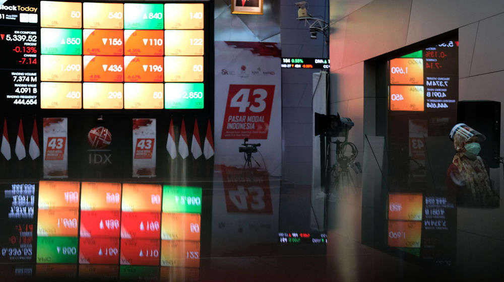 <p>Karyawan beraktivitas dengan latar pergerakan Indeks Harga Saham Gabungan (IHSG) di Gedung Bursa Efek Indonesia (BEI), Jakarta, Senin, 31 Agustus 2020. Foto: Ismail Pohan/TrenAsia</p>
