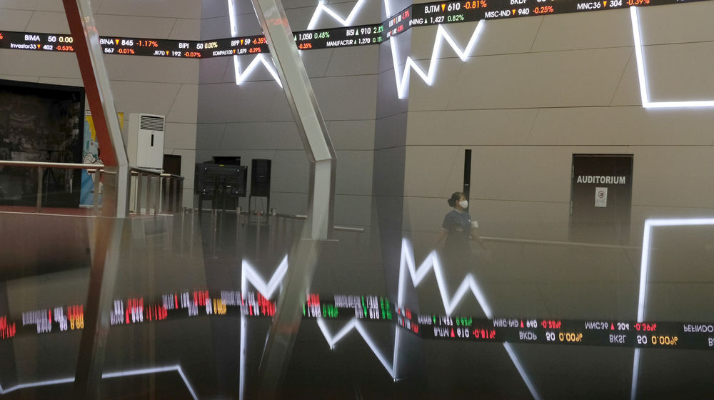 <p>Karyawan beraktivitas dengan latar pergerakan Indeks Harga Saham Gabungan (IHSG) di Gedung Bursa Efek Indonesia (BEI), Jakarta, Senin, 31 Agustus 2020. Kinerja IHSG selama dua pekan terakhir langsung sirna setelah mencetak koreksi 108,17 atau 2,02 persen ke posisi 5.238,48 pada perdagangan hari ini, Senin (31/8/2020). Saham-saham berkapitalisasi jumbo berjatuhan dan menjadi sasaran jual investor asing. Net asell asing tercatat mencapai Rp1,79 triliun. Foto: Ismail Pohan/TrenAsia</p>
