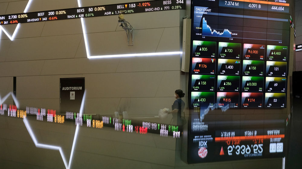 <p>Karyawan beraktivitas dengan latar pergerakan Indeks Harga Saham Gabungan (IHSG) di Gedung Bursa Efek Indonesia (BEI), Jakarta, Senin, 31 Agustus 2020. Foto: Ismail Pohan/TrenAsia</p>
