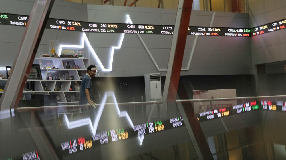 <p>Karyawan beraktivitas dengan latar pergerakan Indeks Harga Saham Gabungan (IHSG) di Gedung Bursa Efek Indonesia (BEI), Jakarta, Senin, 31 Agustus 2020. Kinerja IHSG selama dua pekan terakhir langsung sirna setelah mencetak koreksi 108,17 atau 2,02 persen ke posisi 5.238,48 pada perdagangan hari ini, Senin (31/8/2020). Saham-saham berkapitalisasi jumbo berjatuhan dan menjadi sasaran jual investor asing. Net asell asing tercatat mencapai Rp1,79 triliun. Foto: Ismail Pohan/TrenAsia</p>
