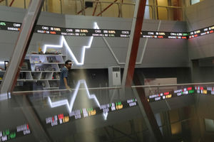 <p>Karyawan beraktivitas dengan latar pergerakan Indeks Harga Saham Gabungan (IHSG) di Gedung Bursa Efek Indonesia (BEI), Jakarta, Senin, 31 Agustus 2020. Kinerja IHSG selama dua pekan terakhir langsung sirna setelah mencetak koreksi 108,17 atau 2,02 persen ke posisi 5.238,48 pada perdagangan hari ini, Senin (31/8/2020). Saham-saham berkapitalisasi jumbo berjatuhan dan menjadi sasaran jual investor asing. Net asell asing tercatat mencapai Rp1,79 triliun. Foto: Ismail Pohan/TrenAsia</p>