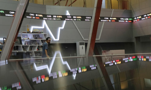 <p>Karyawan beraktivitas dengan latar pergerakan Indeks Harga Saham Gabungan (IHSG) di Gedung Bursa Efek Indonesia (BEI), Jakarta, Senin, 31 Agustus 2020. Kinerja IHSG selama dua pekan terakhir langsung sirna setelah mencetak koreksi 108,17 atau 2,02 persen ke posisi 5.238,48 pada perdagangan hari ini, Senin (31/8/2020). Saham-saham berkapitalisasi jumbo berjatuhan dan menjadi sasaran jual investor asing. Net asell asing tercatat mencapai Rp1,79 triliun. Foto: Ismail Pohan/TrenAsia</p>
