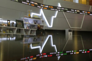 <p>Karyawan beraktivitas dengan latar pergerakan Indeks Harga Saham Gabungan (IHSG) di Gedung Bursa Efek Indonesia (BEI), Jakarta, Senin, 31 Agustus 2020. Foto: Ismail Pohan/TrenAsia</p>
