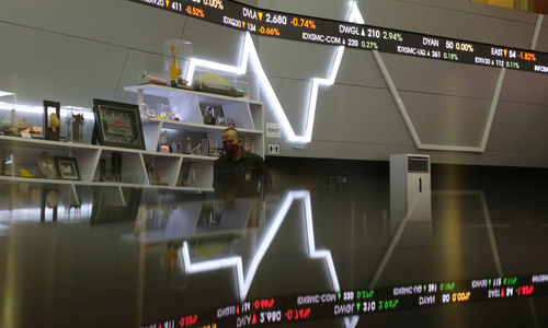 <p>Karyawan beraktivitas dengan latar pergerakan Indeks Harga Saham Gabungan (IHSG) di Gedung Bursa Efek Indonesia (BEI), Jakarta, Senin, 31 Agustus 2020. Foto: Ismail Pohan/TrenAsia</p>
