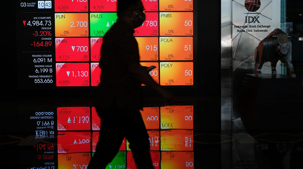 <p>Karyawan melintas di depan monitor pergerakan Indeks Harga Saham Gabungan (IHSG) di gedung Bursa Efek Indonesia (BEI), Jakarta, Senin, 3 Agustus 2020. Indeks Harga Saham Gabungan (IHSG) ditutup melemah 2,78 persen atau 143,4 poin ke level 5.006,22 pada akhir sesi Senin (3/8/2020), setelah bergerak di rentang 4.928,47 – 5.157,27. Artinya, indeks sempat anjlok 4 persen dan terlempar dari zona 5.000. Risiko penurunan data perekonomian kawasan Asean termasuk Indonesia menjadi penyebab (IHSG) terkoreksi cukup dalam hari ini. Foto: Ismail Pohan/TrenAsia</p>