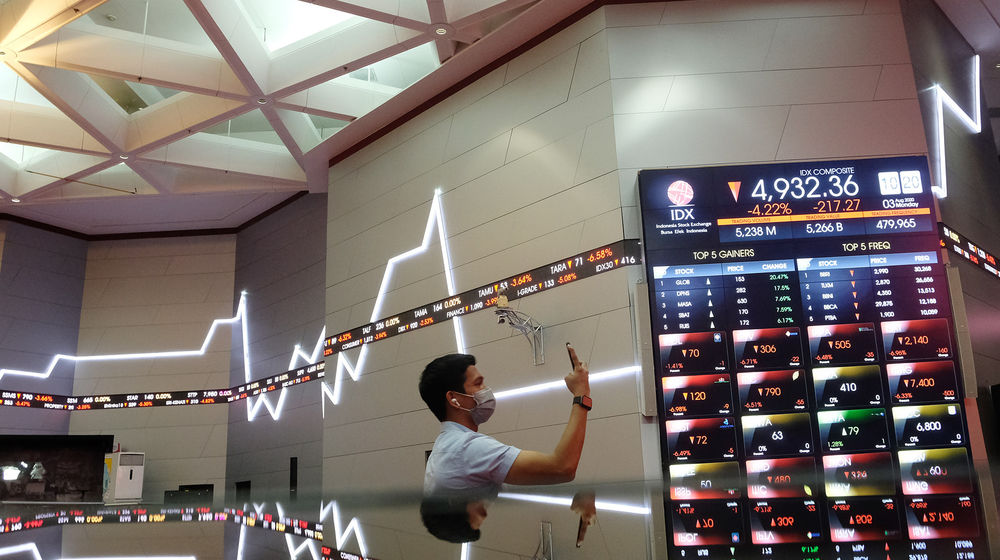 <p>Awak media mengmbil gambar monitor pergerakan Indeks Harga Saham Gabungan (IHSG) di gedung Bursa Efek Indonesia (BEI), Jakarta, Senin, 3 Agustus 2020. Indeks Harga Saham Gabungan (IHSG) ditutup melemah 2,78 persen atau 143,4 poin ke level 5.006,22 pada akhir sesi Senin (3/8/2020), setelah bergerak di rentang 4.928,47 – 5.157,27. Artinya, indeks sempat anjlok 4 persen dan terlempar dari zona 5.000. Risiko penurunan data perekonomian kawasan Asean termasuk Indonesia menjadi penyebab (IHSG) terkoreksi cukup dalam hari ini. Foto: Ismail Pohan/TrenAsia</p>