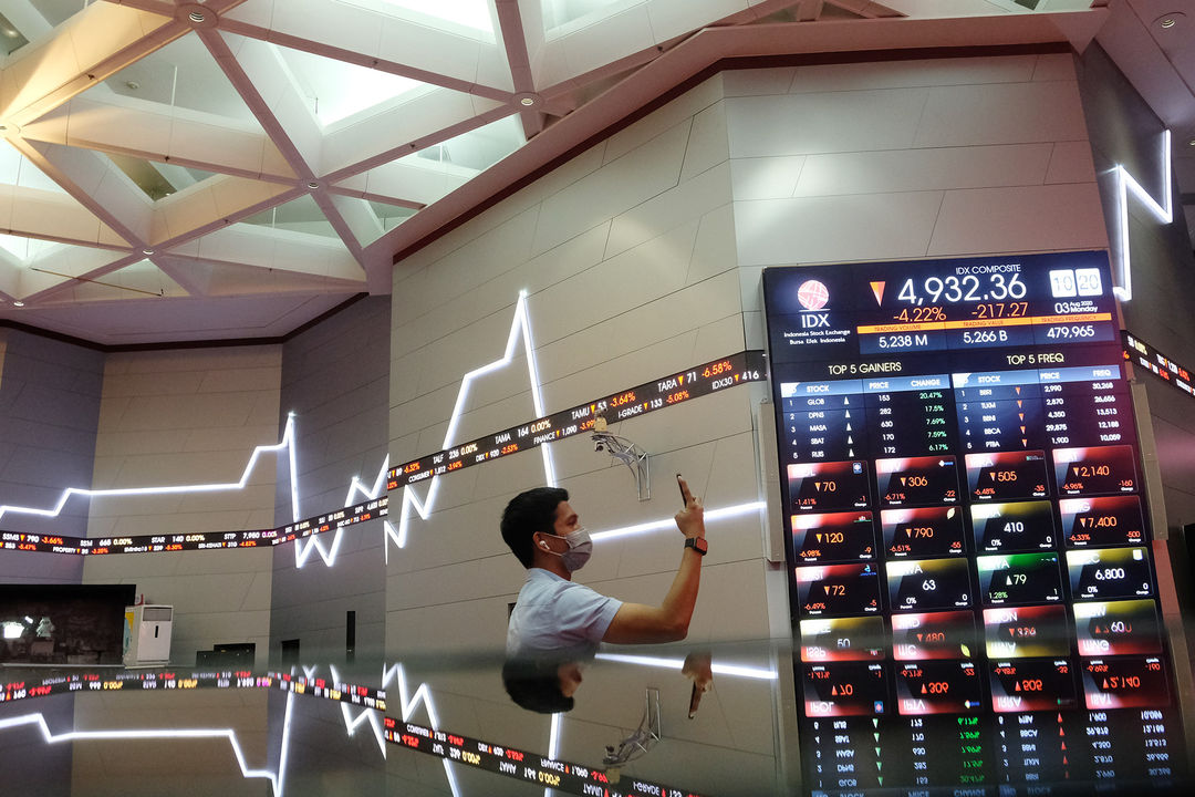 <p>Awak media mengmbil gambar monitor pergerakan Indeks Harga Saham Gabungan (IHSG) di gedung Bursa Efek Indonesia (BEI), Jakarta, Senin, 3 Agustus 2020. Indeks Harga Saham Gabungan (IHSG) ditutup melemah 2,78 persen atau 143,4 poin ke level 5.006,22 pada akhir sesi Senin (3/8/2020), setelah bergerak di rentang 4.928,47 &#8211; 5.157,27. Artinya, indeks sempat anjlok 4 persen dan terlempar dari zona 5.000. Risiko penurunan data perekonomian kawasan Asean termasuk Indonesia menjadi penyebab (IHSG) terkoreksi cukup dalam hari ini. Foto: Ismail Pohan/TrenAsia</p>
