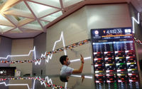 <p>Awak media mengmbil gambar monitor pergerakan Indeks Harga Saham Gabungan (IHSG) di gedung Bursa Efek Indonesia (BEI), Jakarta, Senin, 3 Agustus 2020. Indeks Harga Saham Gabungan (IHSG) ditutup melemah 2,78 persen atau 143,4 poin ke level 5.006,22 pada akhir sesi Senin (3/8/2020), setelah bergerak di rentang 4.928,47 &#8211; 5.157,27. Artinya, indeks sempat anjlok 4 persen dan terlempar dari zona 5.000. Risiko penurunan data perekonomian kawasan Asean termasuk Indonesia menjadi penyebab (IHSG) terkoreksi cukup dalam hari ini. Foto: Ismail Pohan/TrenAsia</p>
