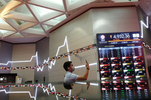 <p>Awak media mengmbil gambar monitor pergerakan Indeks Harga Saham Gabungan (IHSG) di gedung Bursa Efek Indonesia (BEI), Jakarta, Senin, 3 Agustus 2020. Indeks Harga Saham Gabungan (IHSG) ditutup melemah 2,78 persen atau 143,4 poin ke level 5.006,22 pada akhir sesi Senin (3/8/2020), setelah bergerak di rentang 4.928,47 – 5.157,27. Artinya, indeks sempat anjlok 4 persen dan terlempar dari zona 5.000. Risiko penurunan data perekonomian kawasan Asean termasuk Indonesia menjadi penyebab (IHSG) terkoreksi cukup dalam hari ini. Foto: Ismail Pohan/TrenAsia</p>