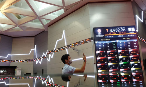 <p>Awak media mengmbil gambar monitor pergerakan Indeks Harga Saham Gabungan (IHSG) di gedung Bursa Efek Indonesia (BEI), Jakarta, Senin, 3 Agustus 2020. Indeks Harga Saham Gabungan (IHSG) ditutup melemah 2,78 persen atau 143,4 poin ke level 5.006,22 pada akhir sesi Senin (3/8/2020), setelah bergerak di rentang 4.928,47 – 5.157,27. Artinya, indeks sempat anjlok 4 persen dan terlempar dari zona 5.000. Risiko penurunan data perekonomian kawasan Asean termasuk Indonesia menjadi penyebab (IHSG) terkoreksi cukup dalam hari ini. Foto: Ismail Pohan/TrenAsia</p>