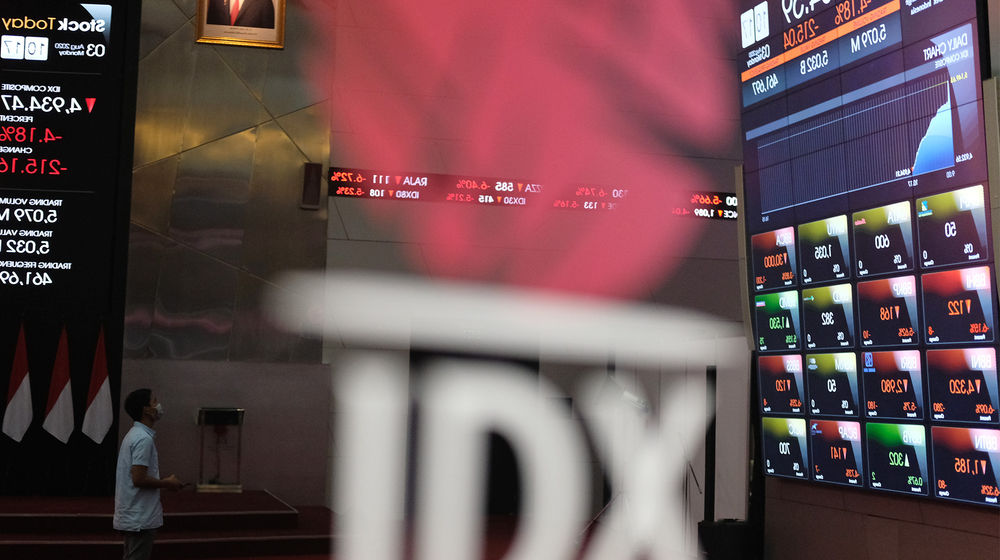 <p>Awak media mengamati monitor pergerakan Indeks Harga Saham Gabungan (IHSG) di gedung Bursa Efek Indonesia (BEI), Jakarta, Senin, 3 Agustus 2020. Indeks Harga Saham Gabungan (IHSG) ditutup melemah 2,78 persen atau 143,4 poin ke level 5.006,22 pada akhir sesi Senin (3/8/2020), setelah bergerak di rentang 4.928,47 – 5.157,27. Artinya, indeks sempat anjlok 4 persen dan terlempar dari zona 5.000. Risiko penurunan data perekonomian kawasan Asean termasuk Indonesia menjadi penyebab (IHSG) terkoreksi cukup dalam hari ini. Foto: Ismail Pohan/TrenAsia</p>
