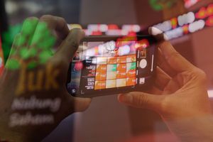 <p>Awak media mengambil gambar monitor pergerakan Indeks Harga Saham Gabungan (IHSG) di gedung Bursa Efek Indonesia (BEI), Jakarta, Senin, 3 Agustus 2020. Indeks Harga Saham Gabungan (IHSG) ditutup melemah 2,78 persen atau 143,4 poin ke level 5.006,22 pada akhir sesi Senin (3/8/2020), setelah bergerak di rentang 4.928,47 – 5.157,27. Artinya, indeks sempat anjlok 4 persen dan terlempar dari zona 5.000. Risiko penurunan data perekonomian kawasan Asean termasuk Indonesia menjadi penyebab (IHSG) terkoreksi cukup dalam hari ini. Foto: Ismail Pohan/TrenAsia</p>
