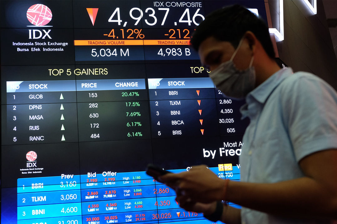 <p>Awak media beraktivitas dengan latar belakang monitor pergerakan Indeks Harga Saham Gabungan (IHSG) di gedung Bursa Efek Indonesia (BEI), Jakarta, Senin, 3 Agustus 2020. Indeks Harga Saham Gabungan (IHSG) ditutup melemah 2,78 persen atau 143,4 poin ke level 5.006,22 pada akhir sesi Senin (3/8/2020), setelah bergerak di rentang 4.928,47 &#8211; 5.157,27. Artinya, indeks sempat anjlok 4 persen dan terlempar dari zona 5.000. Risiko penurunan data perekonomian kawasan Asean termasuk Indonesia menjadi penyebab (IHSG) terkoreksi cukup dalam hari ini. Foto: Ismail Pohan/TrenAsia</p>
