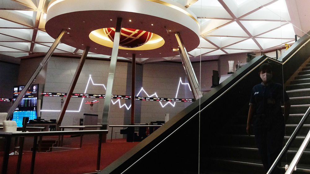 <p>Pekerja beraktivitas dengan latar belakang pergerakan Indeks Harga Saham Gabungan (IHSG) di gedung Bursa Efek Indonesia (BEI), Jakarta, Senin, 3 Agustus 2020. Indeks Harga Saham Gabungan (IHSG) ditutup melemah 2,78 persen atau 143,4 poin ke level 5.006,22 pada akhir sesi Senin (3/8/2020), setelah bergerak di rentang 4.928,47 – 5.157,27. Artinya, indeks sempat anjlok 4 persen dan terlempar dari zona 5.000. Risiko penurunan data perekonomian kawasan Asean termasuk Indonesia menjadi penyebab (IHSG) terkoreksi cukup dalam hari ini. Foto: Ismail Pohan/TrenAsia</p>
