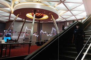 <p>Pekerja beraktivitas dengan latar belakang pergerakan Indeks Harga Saham Gabungan (IHSG) di gedung Bursa Efek Indonesia (BEI), Jakarta, Senin, 3 Agustus 2020. Indeks Harga Saham Gabungan (IHSG) ditutup melemah 2,78 persen atau 143,4 poin ke level 5.006,22 pada akhir sesi Senin (3/8/2020), setelah bergerak di rentang 4.928,47 – 5.157,27. Artinya, indeks sempat anjlok 4 persen dan terlempar dari zona 5.000. Risiko penurunan data perekonomian kawasan Asean termasuk Indonesia menjadi penyebab (IHSG) terkoreksi cukup dalam hari ini. Foto: Ismail Pohan/TrenAsia</p>
