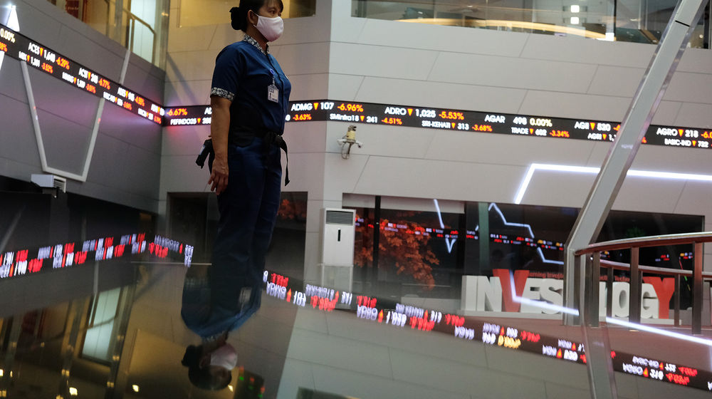 <p>Pekerja beraktivitas dengan latar belakang pergerakan Indeks Harga Saham Gabungan (IHSG) di gedung Bursa Efek Indonesia (BEI), Jakarta, Senin, 3 Agustus 2020. Indeks Harga Saham Gabungan (IHSG) ditutup melemah 2,78 persen atau 143,4 poin ke level 5.006,22 pada akhir sesi Senin (3/8/2020), setelah bergerak di rentang 4.928,47 – 5.157,27. Artinya, indeks sempat anjlok 4 persen dan terlempar dari zona 5.000. Risiko penurunan data perekonomian kawasan Asean termasuk Indonesia menjadi penyebab (IHSG) terkoreksi cukup dalam hari ini. Foto: Ismail Pohan/TrenAsia</p>