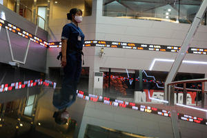 <p>Pekerja beraktivitas dengan latar belakang pergerakan Indeks Harga Saham Gabungan (IHSG) di gedung Bursa Efek Indonesia (BEI), Jakarta, Senin, 3 Agustus 2020. Indeks Harga Saham Gabungan (IHSG) ditutup melemah 2,78 persen atau 143,4 poin ke level 5.006,22 pada akhir sesi Senin (3/8/2020), setelah bergerak di rentang 4.928,47 – 5.157,27. Artinya, indeks sempat anjlok 4 persen dan terlempar dari zona 5.000. Risiko penurunan data perekonomian kawasan Asean termasuk Indonesia menjadi penyebab (IHSG) terkoreksi cukup dalam hari ini. Foto: Ismail Pohan/TrenAsia</p>
