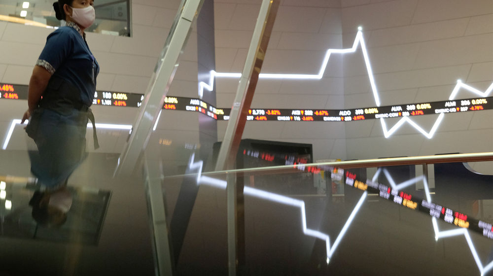<p>Pekerja beraktivitas dengan latar belakang pergerakan Indeks Harga Saham Gabungan (IHSG) di gedung Bursa Efek Indonesia (BEI), Jakarta, Senin, 3 Agustus 2020. Indeks Harga Saham Gabungan (IHSG) ditutup melemah 2,78 persen atau 143,4 poin ke level 5.006,22 pada akhir sesi Senin (3/8/2020), setelah bergerak di rentang 4.928,47 – 5.157,27. Artinya, indeks sempat anjlok 4 persen dan terlempar dari zona 5.000. Risiko penurunan data perekonomian kawasan Asean termasuk Indonesia menjadi penyebab (IHSG) terkoreksi cukup dalam hari ini. Foto: Ismail Pohan/TrenAsia</p>
