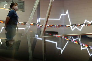 <p>Pekerja beraktivitas dengan latar belakang pergerakan Indeks Harga Saham Gabungan (IHSG) di gedung Bursa Efek Indonesia (BEI), Jakarta, Senin, 3 Agustus 2020. Indeks Harga Saham Gabungan (IHSG) ditutup melemah 2,78 persen atau 143,4 poin ke level 5.006,22 pada akhir sesi Senin (3/8/2020), setelah bergerak di rentang 4.928,47 – 5.157,27. Artinya, indeks sempat anjlok 4 persen dan terlempar dari zona 5.000. Risiko penurunan data perekonomian kawasan Asean termasuk Indonesia menjadi penyebab (IHSG) terkoreksi cukup dalam hari ini. Foto: Ismail Pohan/TrenAsia</p>
