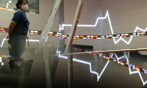 <p>Pekerja beraktivitas dengan latar belakang pergerakan Indeks Harga Saham Gabungan (IHSG) di gedung Bursa Efek Indonesia (BEI), Jakarta, Senin, 3 Agustus 2020. Indeks Harga Saham Gabungan (IHSG) ditutup melemah 2,78 persen atau 143,4 poin ke level 5.006,22 pada akhir sesi Senin (3/8/2020), setelah bergerak di rentang 4.928,47 – 5.157,27. Artinya, indeks sempat anjlok 4 persen dan terlempar dari zona 5.000. Risiko penurunan data perekonomian kawasan Asean termasuk Indonesia menjadi penyebab (IHSG) terkoreksi cukup dalam hari ini. Foto: Ismail Pohan/TrenAsia</p>
